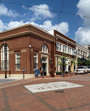 「グリア」のダウンタウン 60年以上前の建物がリノベーションされ、レストランや地ビール工場などが立ち並ぶBondtex, Inc.の隣町