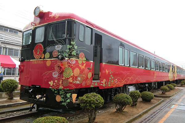 JR西日本 観光列車「花嫁のれん」に当社の内装材をご採用いただきました