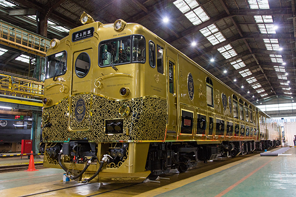 JR九州の観光列車「或る列車」に当社の内装材をご採用いただきました