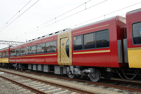 京阪電気鉄道の8000系「PREMIUM CAR」に当社の内装材をご採用いただきました