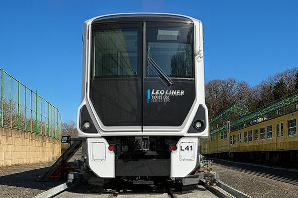 西武鉄道のレオライナーに当社の内装材をご採用いただきました